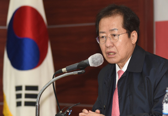 국민의힘 대선 경선 후보인 홍준표 의원이 19일 충남 천안시 동남구 원성동 국민의힘 충남도당을 찾아 인사말을 하고 있다.연합뉴스